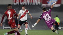 River Plate's midfielder Agustin Palavecino (C) prepares to shoot the ball against Central Cordoba's goalkeeper Cesar Rigamonti (R) during their Argentine Professional Football League Tournament 2022 match at the Monumental stadium in Buenos Aires, on August 21, 2022. (Photo by ALEJANDRO PAGNI / AFP)