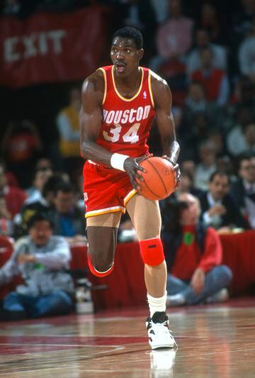 El número de tapones por partido en la NBA está dominado por dos monstruos: Mark Eaton y Manute Bol. Pero son dos casos diferentes. Eaton, líder con 3,5, mantuvo a lo largo de los años esos números mucho mejor que Bol, más efímero con su 3,3. Mark está en el top-5 de gorros totales. The Dream, campeón con los Rockets en 1995 y 1995, es el que más tapones realizó, 3.830, seguido de Dikembe Mutombo y su clásico gesto del dedo. El primer jugador en activo en la lista global es el hispanocongoleño Serge Ibaka.