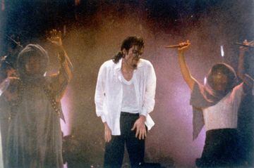 En 1993 el rey del pop Michael Jackson, hizo su primera presentación en México en el Estadio Azteca. A la que se nombró, por la crítica, como el “mejor espectáculo del mundo”. Se presentó los días 29 y 31 de octubre, y 7,9 y 11 de noviembre, con 110 mil asistentes por noche, obteniendo un récord insuperable de asistencia: más de medio millón de personas.