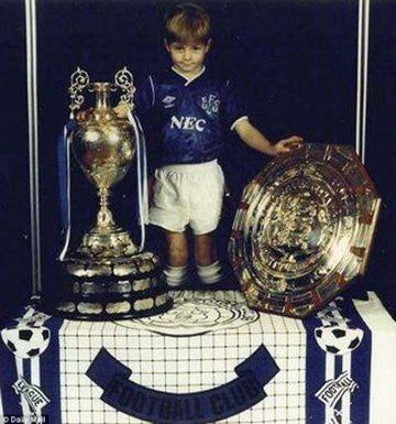 El mítico capitán del Liverpool, Steven Gerrard, de niño con la equipación del Everton, el gran rival de Los Reds en la ciudad noroeste de Inglaterra. 