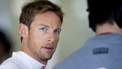 El piloto ingl&eacute;s de McLaren, Button hablando con uno de sus mec&aacute;nicos tras la segunda sesi&oacute;n de entrenamientos libres de Sepang (Malasia).