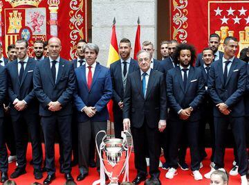 Jugadores, cuerpo técnico y directivos del Real Madrid durante la visita del equipo blanco a la sede de la Comunidad de Madrid, incluida en los actos de celebración tras su victoria en la final de la Liga de Campeones disputa ayer frente al Liverpool