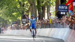 El ciclista británico Simon Yates celebra su victoria en la decimocuarta etapa del Giro de Italia 2022