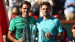 Roger Federer y Stanislas Wawrinka posan en la entrega de trofeos del BNP Paribas Open de Indian Wells.