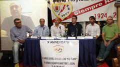 JUNTOS. Mel (por videoconferencia), Poblador, Luquero, Paco, Sandoval, Ortiz y Jimeno participaron en el coloquio de la pe&ntilde;a rayista 2004. 