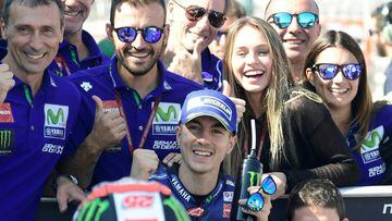 Movistar Yamaha MotoGP&#039;s Spanish rider Maverick Vinales celebrates with his team being first after the Moto GP qualifier of the Moto Grand Prix of Aragon at the Motorland circuit in Alcaniz on September 23, 2017. / AFP PHOTO / JAVIER SORIANO