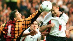 Alan Shearer remata de cabeza con Inglaterra en un partido contra Georgia de clasificaci&oacute;n para el Mundial de Francia 98.