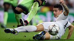 Real Madrid's Colombian midfielder James Rodriguez tackles Manchester City's Brazilian midfielder Fernandinho (L) during the UEFA Champions League semi-final second leg football match Real Madrid CF vs Manchester City FC at the Santiago Bernabeu stadium in Madrid, on May 4, 2016. / AFP PHOTO / JAVIER SORIANO