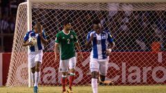 Futbolistas de Honduras celebrando su anotación frente a México en el Estadio Olímpico Metropolitano de San Pedro Sula.