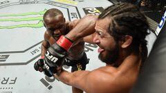 Kamaru Usman golpea a Jorge Masvidal en el UFC 251.