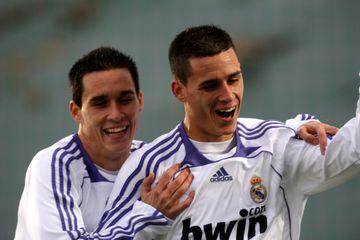 José y Juanmi llegarón a las categorías inferiores del Real Madrid en 2002 donde fueron ascendiendo hasta que en la temporada 07/08 consiguen llegar al Castilla en Segunda División B.