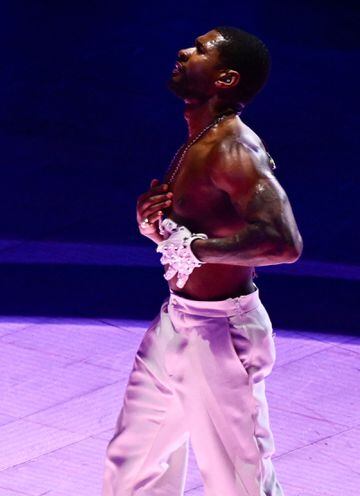 Durante su presentación, Usher también portó un guante blanco. Anteriormente, el artista había dicho que quería seguir los pasos de Michael Jackson. ¿Fue este un homenaje al Rey del Pop?