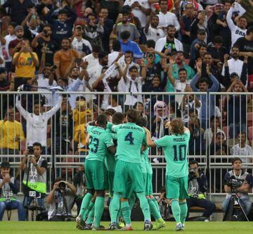 Historic | 8 January 2020, Saudi Arabia, Jeddah: a mixed crowd watch on as Real Madrid players celebrate against Valencia.