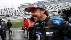 Fernando Alonso hablando por tel&eacute;fono tras ganar las 24 Horas de Daytona. 