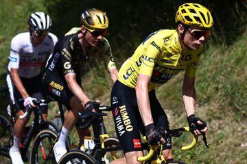 El maillot amarillo, Jonas Vingegaard, delante de su compañero Wilco Kelderman y de su gran rival, Tadej Pogacar, durante la trepidante 12ª etapa del Tour 2023.