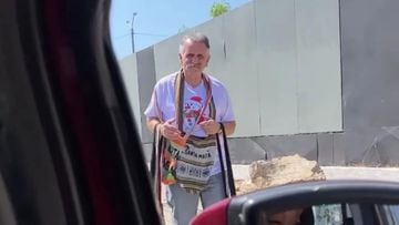 Álvaro Lemmon, 'El Hombre Caimán', vende mochilas en las calles