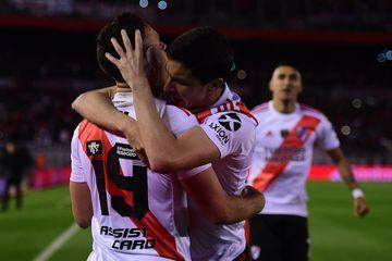 BUENOS AIRES, ARGENTINA - OCTOBER 01: Rafael Santos Borre of River Plate celebrates with teammate Ignacio Fernandez after scoring the opening goal via penalty after a VAR review during the semi final first leg match between River Plate and Boca Juniors as