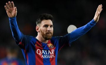 El 10 de toda una generación y para muchos el mejor de la historia. Messi no ha tenido éxito con su selección, pero es uno de los jugadores más ganadores con sus actuaciones en el Barcelona. También es subcampeón del mundo. Suma 5 balones de oro en sus vitrinas. 