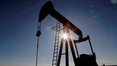 El petróleo cae. ¿Cuánto cuesta y a cuánto se cotiza un barril de crudo Brent y West Texas Intermediate (WTI) hoy, 4 de diciembre? Así los precios.