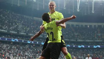 Erling Haaland y Jude Bellingham celebran uno de los goles del Borussia Dortmund contra el Besiktas.