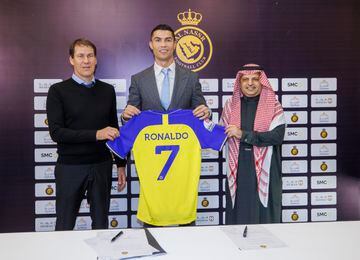 Cristiano Ronaldo junto al Presidente del Al Nassr, Musalli Al Muammar, y el entrenador del Al Nassr, Rudi García