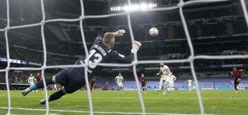 Benzema transformó así el penalti a Casemiro.
