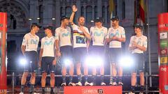 El equipo Movistar posa en el podio de La Vuelta en el acto de homenaje a Alejandro Valverde.