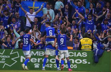 Los jugadores del Real Oviedo pudieron celebrar los dos goles delante su afición.