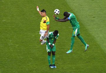 SAMARA, RUSSIA - JUNE 28: Cheikhou Kouyate de Senegalle gana un cabezazo a Radamel Falcao de Colombia