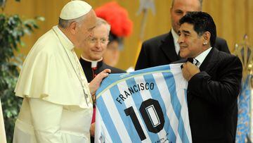 El Papa Francisco se encuentra con Diego Maradona durante una audiencia con los jugadores de la 'Partita Interreligiosa Della Pace' en la Sala Pablo VI antes del Partido Interreligioso por Paz en el Estadio en septiembre de 2014.