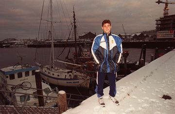 A los 16 años fue convocado el 27 de noviembre de 1997 con el primer equipo del Real Madrid para el partido de Champions contra el Rosenborg. Al final no jugó. En la foto, parte del reportaje que As le realizó en Noruega.

 