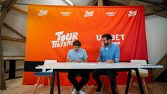 El ciclista neerlandés Bas Tietema, durante la firma de la creación de su nuevo equipo ciclista TDT-Unibet Cycling Team.