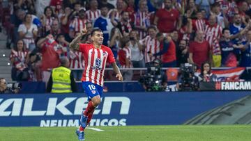 1-2. Ángel Correa celebra el primer gol que marca en el minuto 31 de partido.