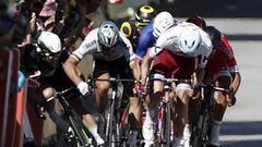 En la foto se ve c&oacute;mo Sagan desplaza con su codo a Cavendish, en pleno sprint de la etapa 4 del Tour 2017.