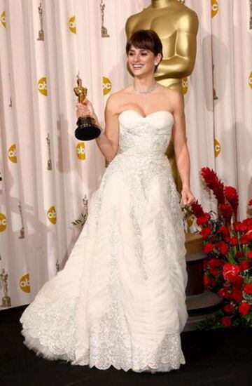 Penélope Cruz en los Premios Oscar de 2009, edición en la que fue galardonada como mejor actriz de reparto por su papel en "Vicky Cristina Barcelona", con un vestido de Pierre Balmain
