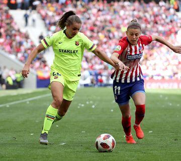 La jugadora del Atlético de Madrid Carmen Menayo pelea un balón con la jugadora holandesa del Barcelona Lieke Martens 