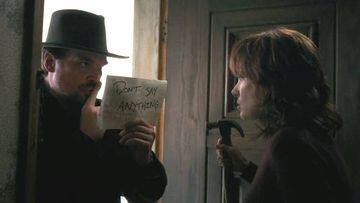 El agente Hooper (David Harbour) y Joyce (Winona Ryder)