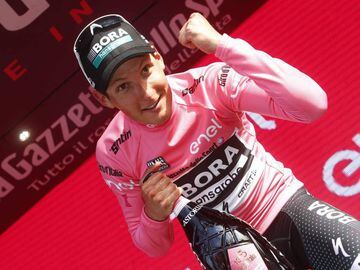 Austria&#039;s Lukas Postlberger celebrates the Pink Jersey on the podium after winning the first stage of the 100th Giro d&#039;Italia, Tour of Italy, from Alghero to Olbia on May 5, 2017 in Sardinia. Postlberger upset the spinters&#039; plans on the opening stage of the 100th Giro d&#039;Italia to claim an unlikely win and pull on the race leader&#039;s pink jersey. / AFP PHOTO / Luk BENIES