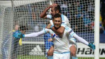 Lucas Ocampos festeja junto a Mauricio Isla el cuarto y definitivo gol del Marsella. 