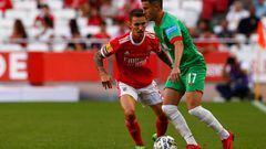 Zarzana protege el balón ante Alex Grimaldo, del Benfica en la última jornada de la Liga portuguesa. Getty Images