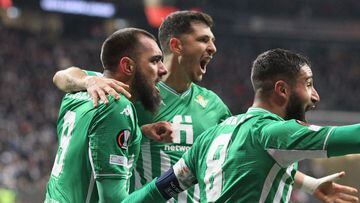 Real Betis' Spanish forward Borja Iglesias (L) celebrates scoring the opening goal with his teammates during the UEFA Europa League Last 16, 2nd-leg football match Eintracht Frankfurt v Real Betis in Frankfurt, western Germany, on March 17, 2022. (Photo by Daniel ROLAND / AFP)