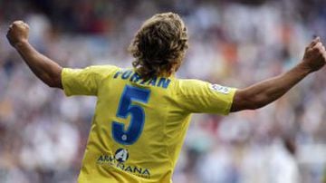Villarreal lo compró en 3,2 millones de euros al Manchester United en 2004, y gracias a su campaña excepcional en España, luego fue comprado en 21 millones por Atlético de Madrid en 2007.