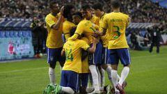 Los brasile&ntilde;os celebran el tercer gol en el amistoso contra Francia, que fue victoria por 3-1.