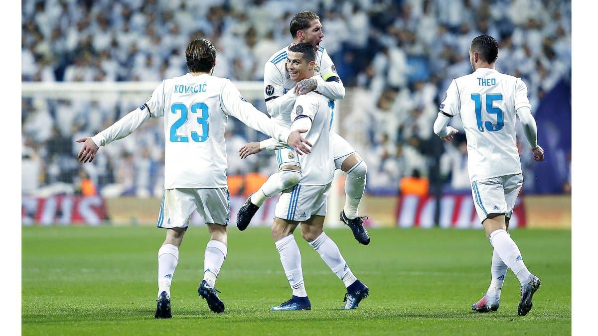 MADRID, SPAIN - DECEMBER 06: Cristiano Ronaldo of Real Madrid celebrates after scoring his sides second goal with his Real Madrid team mates during the UEFA Champions League group H match between Real Madrid and Borussia Dortmund at Estadio Santiago Bernabeu on December 6, 2017 in Madrid, Spain.  (Photo by Gonzalo Arroyo Moreno/Getty Images)