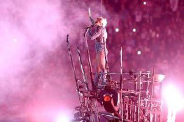 Lady Gaga emepzó cantando poker face canción con la que encenció al público.