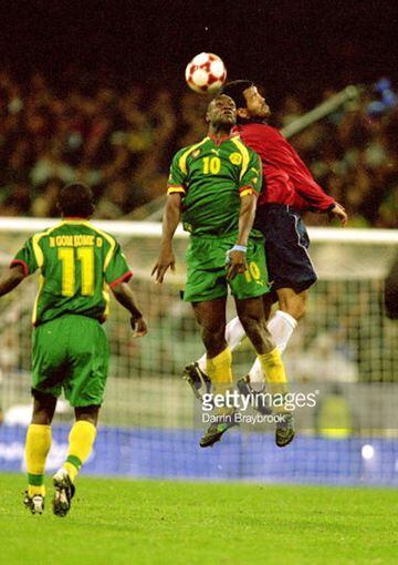 Patrick Mboma tenía una deuda con Chile desde Francia 1998. Fue uno de los jugadores que más alegó por los cobros ante la Roja. Y logró su revancha en Sidney, dos años después. Marcó en ambos partidos.