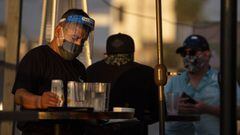 Venice Beach (United States), 16/10/2020.- A waiter wears a face shield and a mask as he clears a table at a bar and restaurant during the coronavirus pandemic in Venice Beach, California, USA, 15 October 2020. (Estados Unidos, Niza, Venecia) EFE/EPA/ETIE