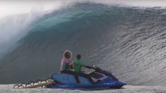 Dos personas subidas en un jet ski miran cómo rompe una ola gigante durante el 7º Lanzarote Quemao Class que se celebró en La Santa, Tinajo, Canarias, España.