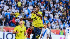Yáser Asprilla celebra su primer gol con la Selección Colombia.