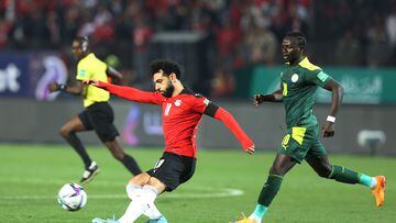 Cairo (Egypt), 25/03/2022.- Mohamed Salah (L) of Egypt vies for the ball with Sadio Mane of Senegal during the FIFA Qatar 2022 World Cup Africa qualifiers match between Egypt and Senegal at the International Cairo stadium in Cairo, Egypt, 25 March 2022. (Mundial de Fútbol, Egipto, Catar) EFE/EPA/KHALED ELFIQI
